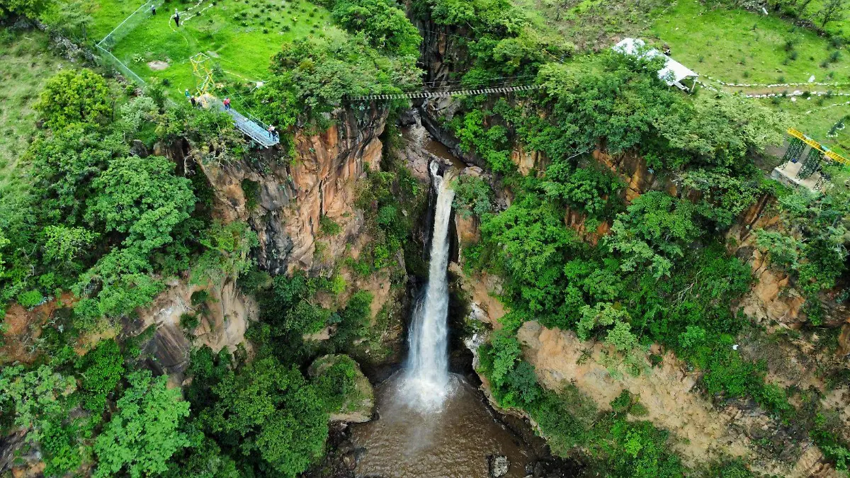 Cascada mezcalera etúcuaro